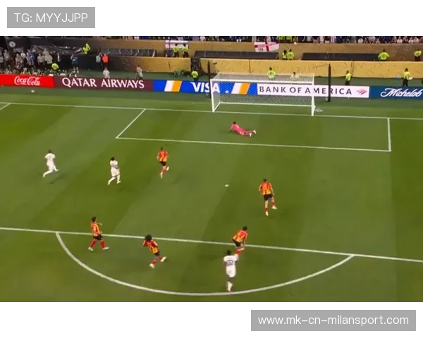 切尔西禁区前沿连续起脚施压